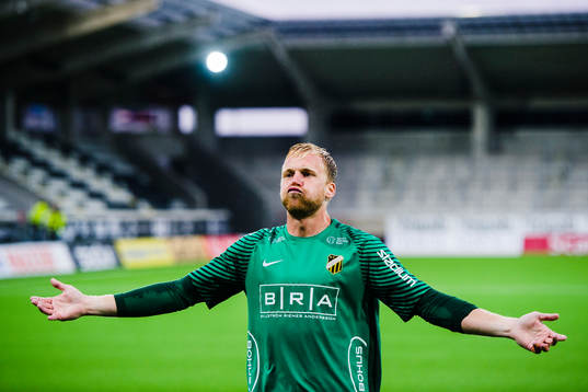 Häckens målvakt Peter Abrahamsson jublar