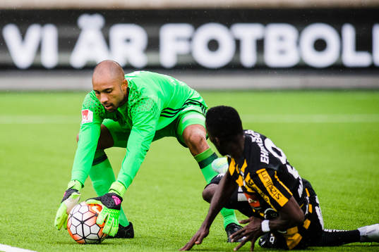 Östersunds målvakt Aly Keita tar bollen framför Häckens