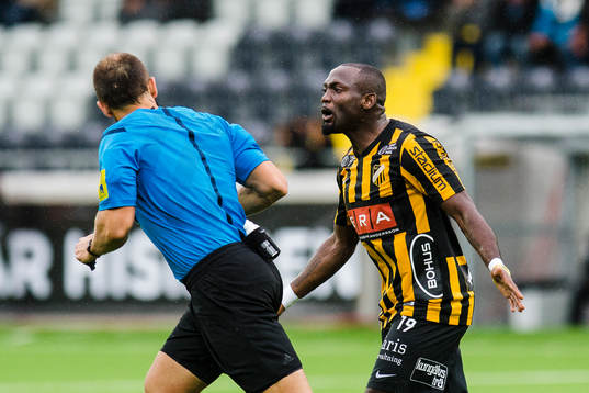 Häckens John Owoeri reagerar på domare Kaspar Sjöberg