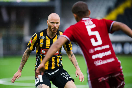 Häckens Alexander Farnerud och Östersunds Walid Atta