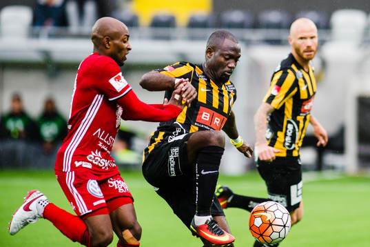 Östersunds Fouad Bachirou och Häckens John Owoeri