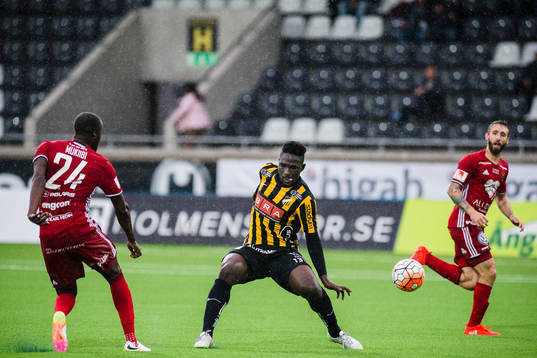 Östersunds Ronald Mukiibi och Häckens Baba Mensha