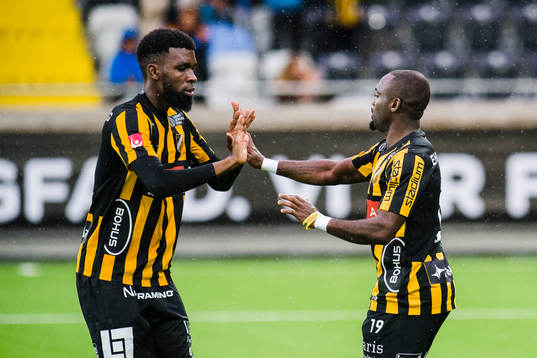 Häckens Mohammed Abubakari och John Owoeri jublar