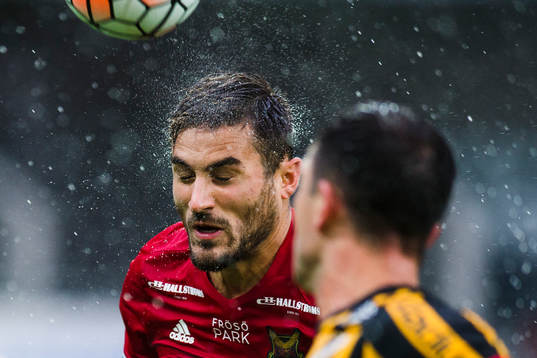 Östersunds Sotirios Papagiannopoulos nickar framför
