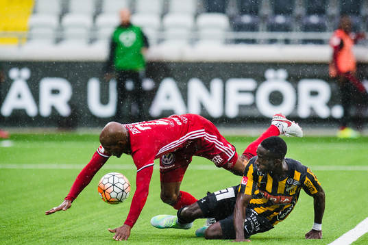 Östersunds Fouad Bachirou och Häckens Demba Savage i