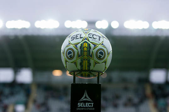 Den nya officiella matchbollen innan fotbollsmatchen i