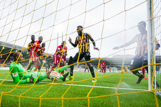 Häckens Tefu Junaid Mashamaite jublar när han gör 3-1