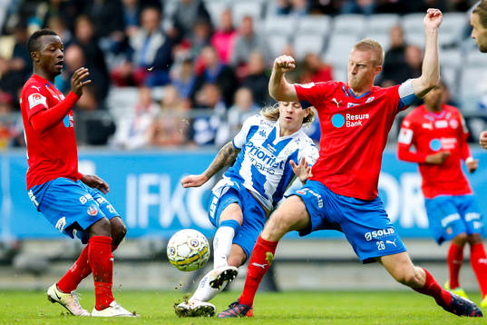 Helsingborgs Peter Larsson täcker skott från  IFK