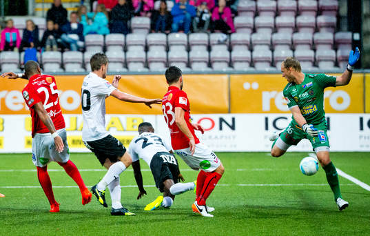 Örebros Maic Sema gör 3-2 på Falkenbergs målvakt