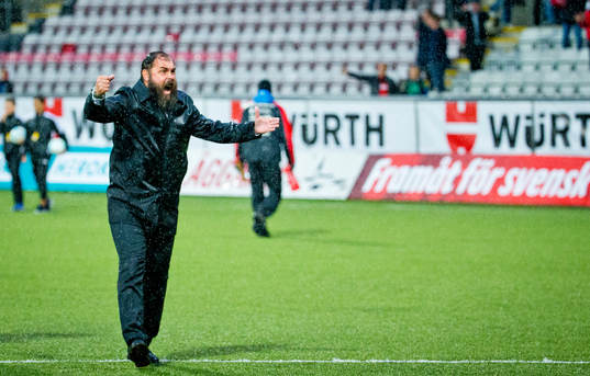 Örebros tränare Alexander Axén jublar