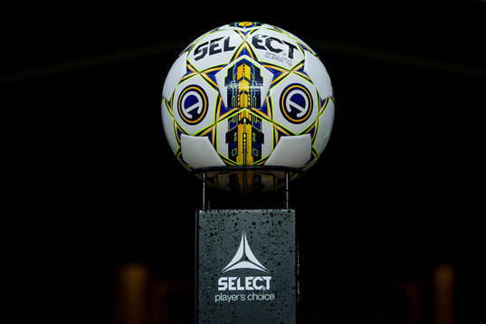 Den nya officiella matchbollen innan fotbollsmatchen i