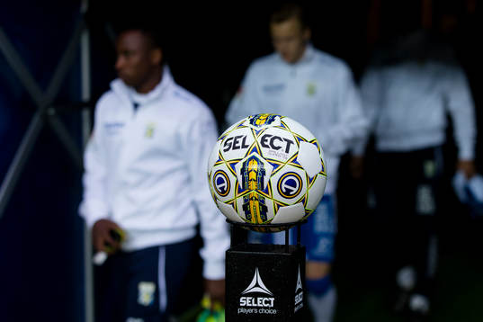 Den nya officiella matchbollen innan fotbollsmatchen i