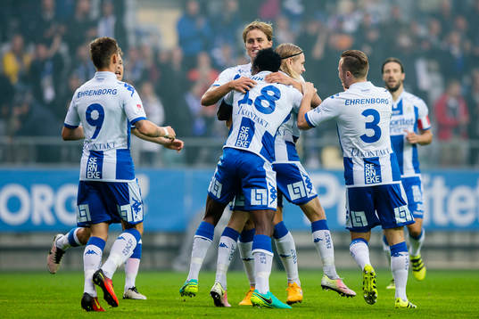 IFK Göteborgs Elias Mar Omarsson jublar och omfamnas