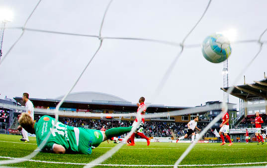 Örebros Nordin Gerzic gör 1-1 och Falkenbergs målvakt