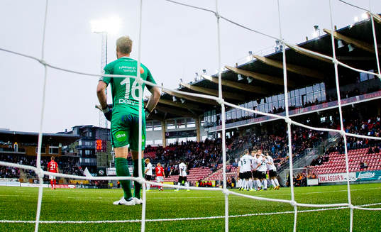 Örebros Nordin Gerzic gör 1-1 och jublar och Falkenbergs
