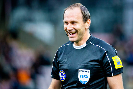Huvuddomare Jonas Eriksson skrattar