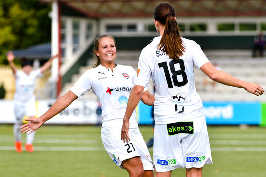 Rosengårds Lieke Martens och Lotta Schelin jublar