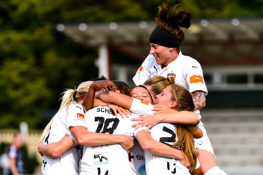 Rosengårds Ella Masar jublar med lagkamraterna