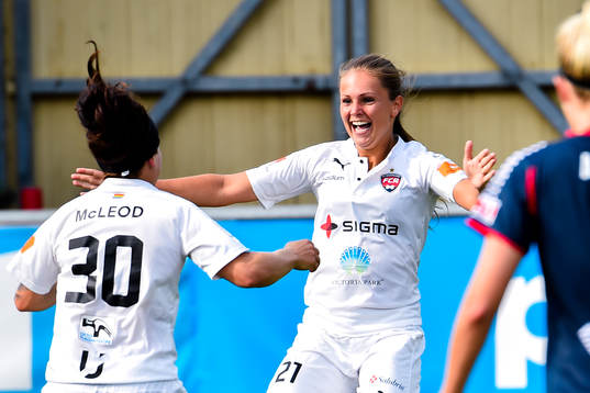 Rosengårds Ella Masar och Lieke Martens jublar
