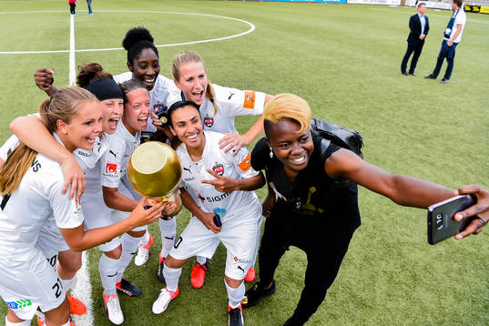 Rosengårds spelare tar en selfie med pokalen