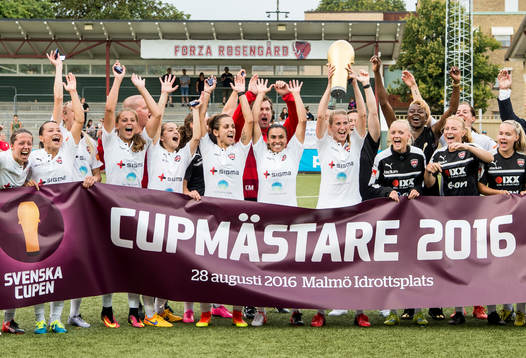 Rosengårds spelare jublar med pokalen