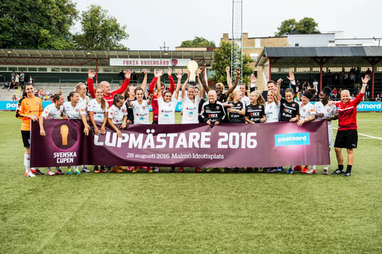 Rosengårds spelare jublar med pokalen