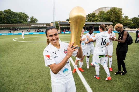 Rosengårds Marta Viera Da Silva jublar med pokalen
