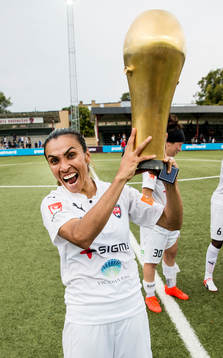 Rosengårds Marta Viera Da Silva jublar med pokalen
