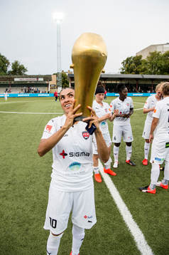 Rosengårds Marta Viera Da Silva jublar med pokalen