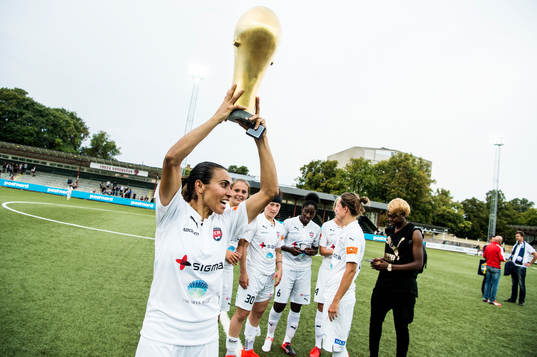 Rosengårds Marta Viera Da Silva jublar med pokalen