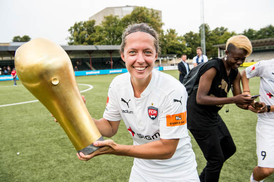 Rosengårds Lina Nilsson jublar med pokalen