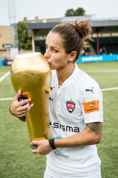 Rosengårds Natasa Andonova pussar pokalen