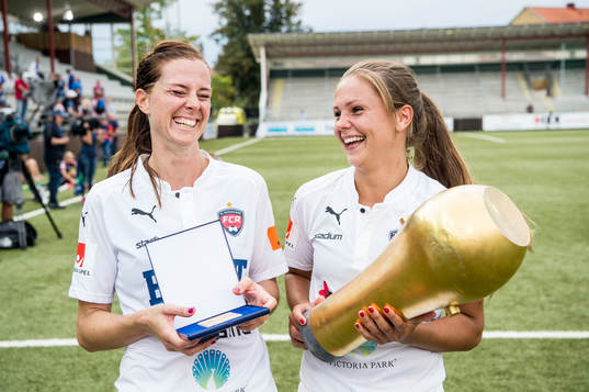 Rosengårds Lotta Schelin och Lieke Martens  jublar med