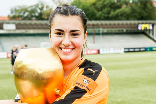 Rosengårds målvakt Zecira Musovic jublar med pokalen