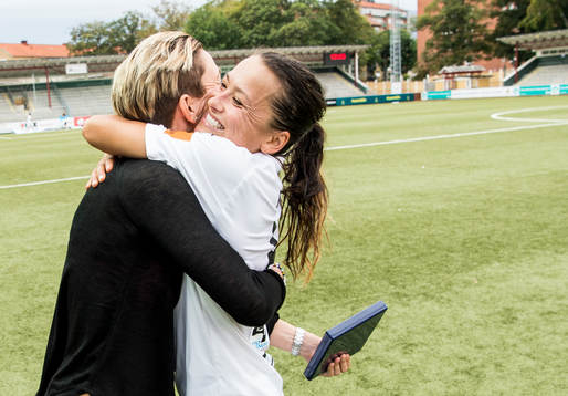 Rosengårds Alexandra Lowe Riley kramar om sportchef