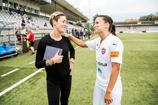 Rosengårds Alexandra Lowe Riley och sportchef Therese