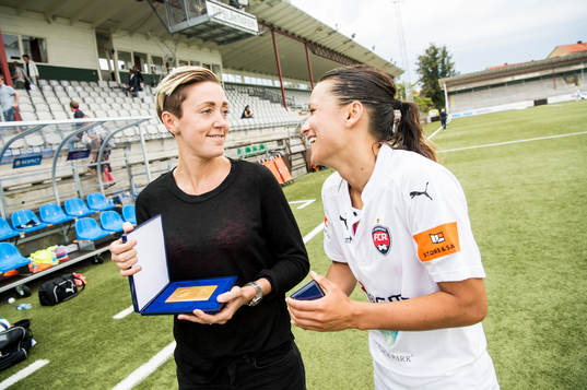 Rosengårds Alexandra Lowe Riley och sportchef Therese