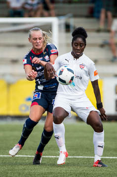 Linköpings Stina Blackstenius och Rosengårds Anita Asante