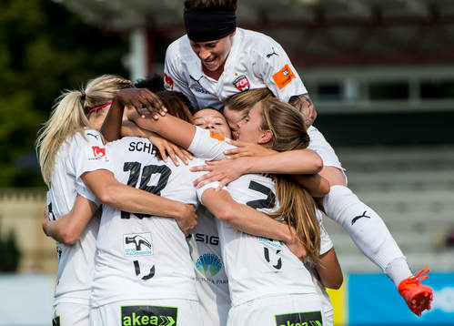 Rosengårds Ella Masar hoppar upp på lagkamraterna och