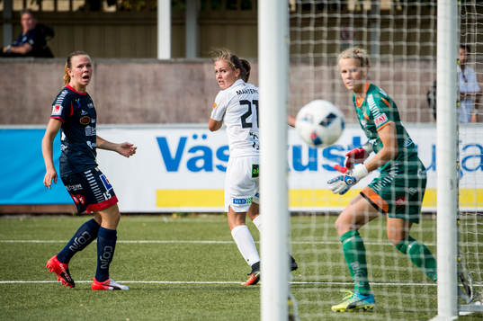 Rosengårds Lieke Martens gör 2-0 på Linköpings målvakt