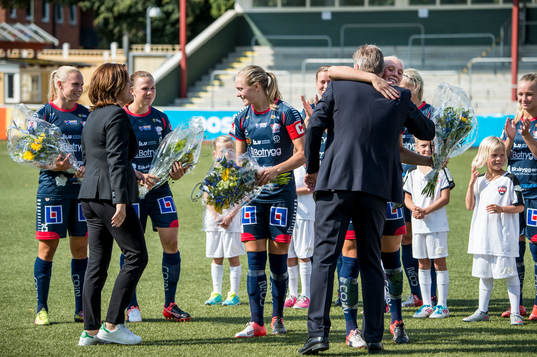 Fotbollförbundets ordförande Karl-Erik Nilsson och Annika