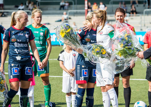 Landslagsspelarna Stina Blackstenius och Magdalena Eriksson