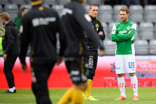 Elfsborgs Lasse Nilsson och Jönköpings Tom Siwe petar