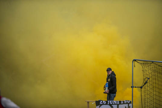 Elfsborgs supportrar med gul rök
