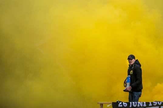 Elfsborgs supportrar med gul rök