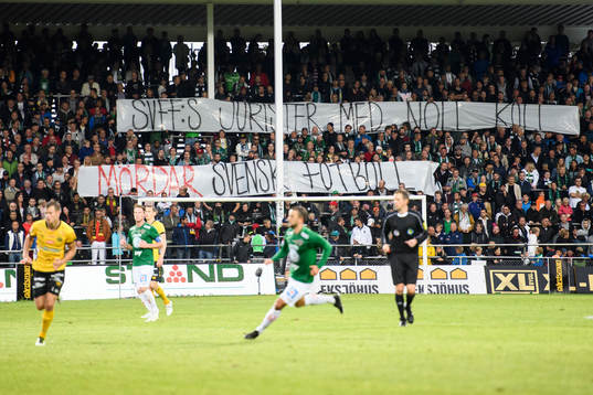 Jönköpings supportrar med en banderoll