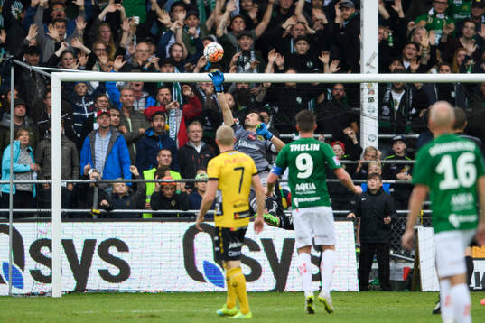 Elfsborgs målvakt Kevin Stuhr Ellegaard räddar bollen