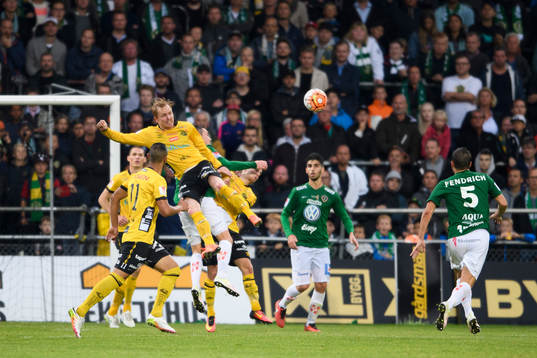 Kamp framför Elfsborgs mål med Simon Lundevall högst i