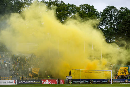 Elfsborgs supportrar i gul rök
