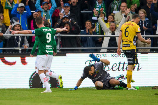 Jönköpings Pawel Cibicki (skymd) har precis gjort 1-0 och
